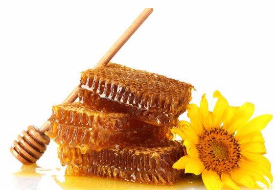 Можно ли есть мед в сотах, как достать мед из сот дома - фото