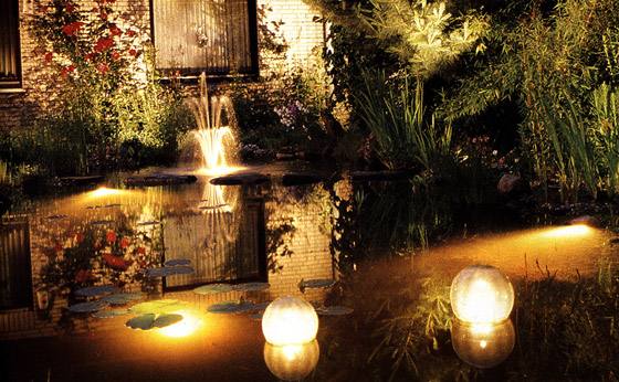 Декоративное освещение для сада  игра света и теней - фото