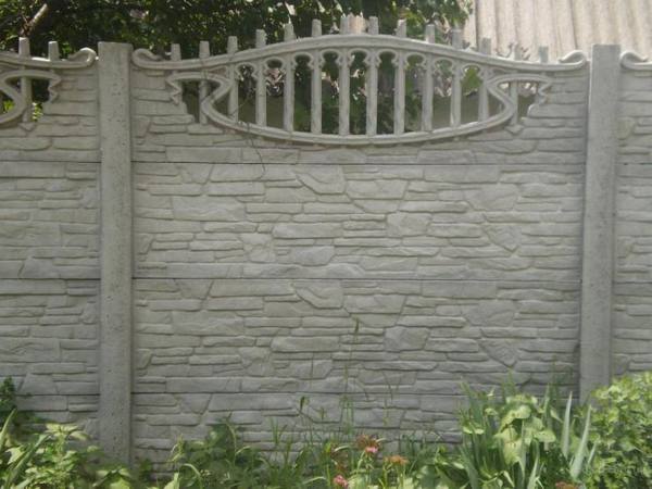 Забор для загородного дома: выбор материала - фото